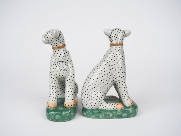 Paire de sujets en porcelaine polychrome, "panthères". Dim. 16,5 x 11 