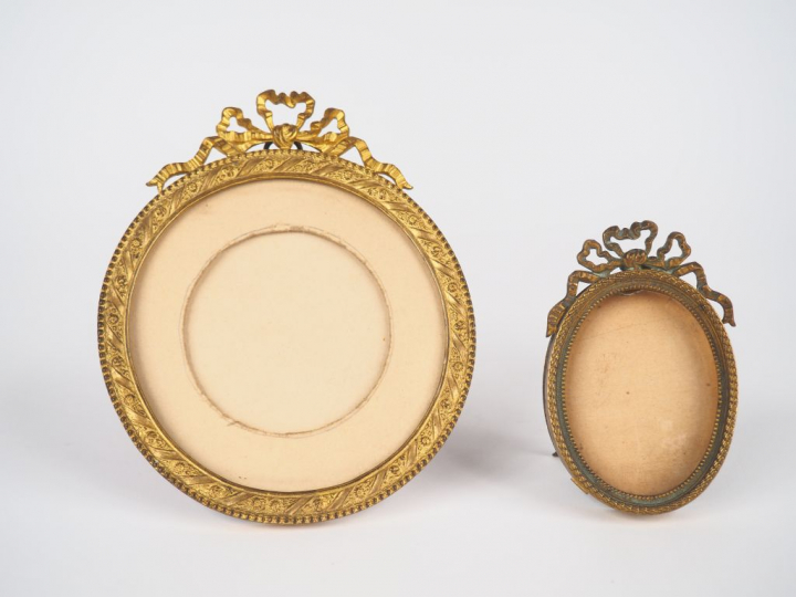 Deux différents cadre porte-photos de style Louis XVI en bronze et lai