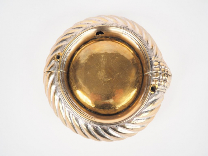 Vide-poche en bronze argenté et laiton à décor de côtes torses et de f