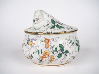 Vente aux enchères Pot couvert en porcelaine à décor de fleurs polychromes, en forme de c