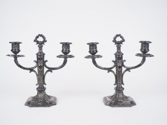 Vente aux enchères Paire de bougeoirs doubles de style Louis XVI en métal argenté, à déco