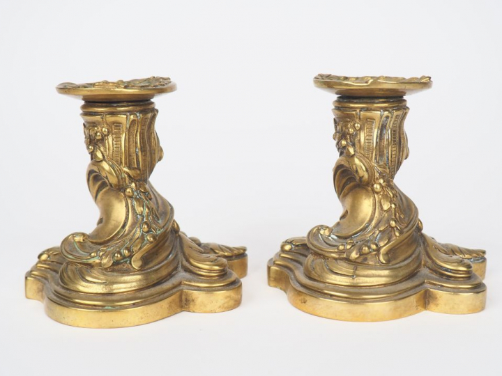 Paire de bougeoirs de toilette XIXème de style Louis XV en bronze à dé