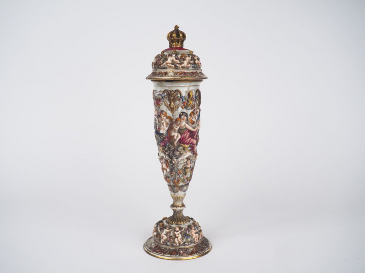 CAPODIMONTE. Vase couvert en porcelaine polychrome à décor en relief d