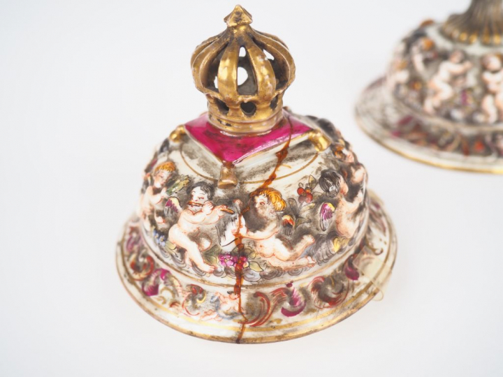 CAPODIMONTE. Vase couvert en porcelaine polychrome à décor en relief d