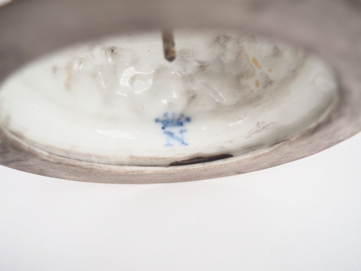 CAPODIMONTE. Vase couvert en porcelaine polychrome à décor en relief d