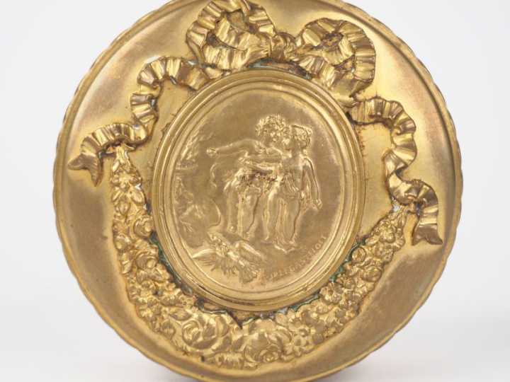 LEGASTELOIS. Boite couverte de style Louis XVI en laiton, à décor de d