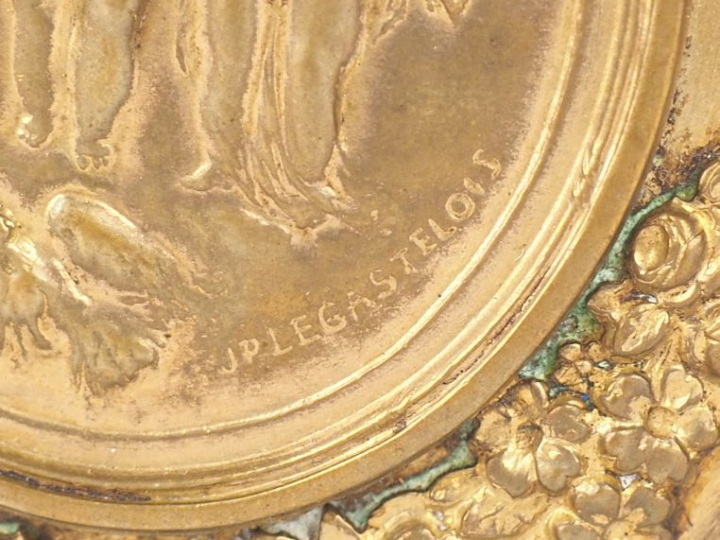 LEGASTELOIS. Boite couverte de style Louis XVI en laiton, à décor de d