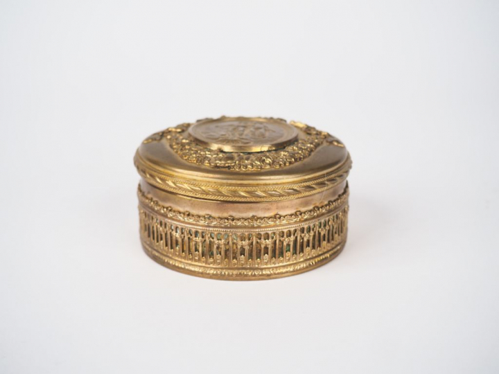 LEGASTELOIS. Boite couverte de style Louis XVI en laiton, à décor de d