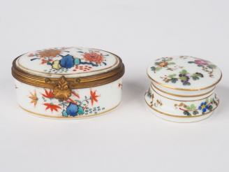 Vente aux enchères Boite à pilules en porcelaine polychrome à décor kakiémon. D'après un 