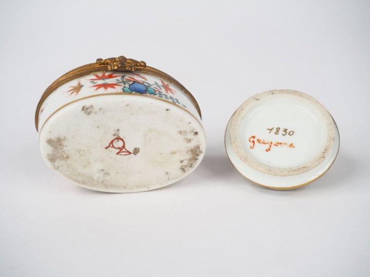 Boite à pilules en porcelaine polychrome à décor kakiémon. D'après un 