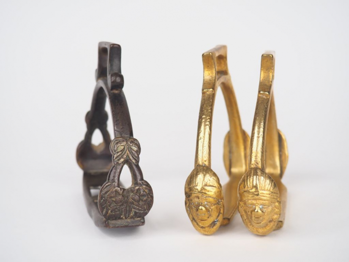 Paire d'étriers XIXèm en bronze doré à décor de visages de guerriers, 