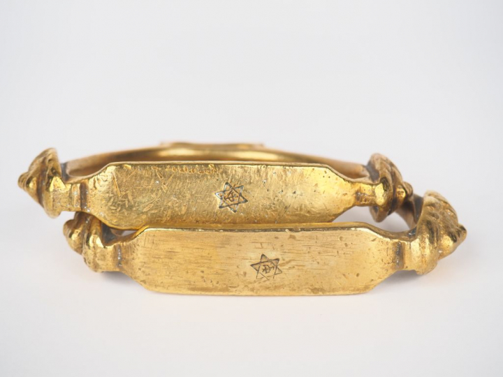 Paire d'étriers XIXèm en bronze doré à décor de visages de guerriers, 