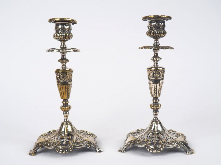 Paire de bougeoirs XIXème en bronze argenté, socle à décor ajouré supp