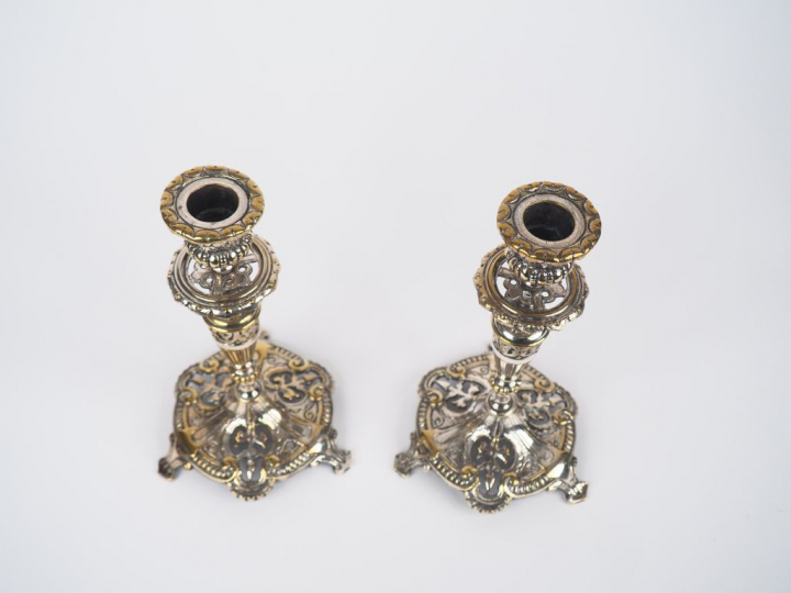 Paire de bougeoirs XIXème en bronze argenté, socle à décor ajouré supp