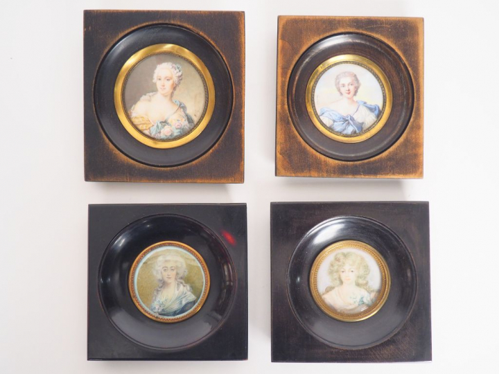 Quatre différentes miniatures de style Louis XVI "portraits d'élégante