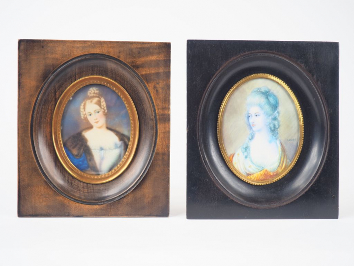 ANDRE. "Portrait de jeune femme au sautoir de perles". Miniature signé