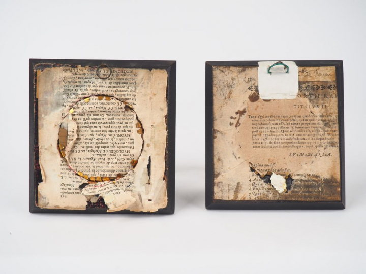 Deux miniatures début XXème "portraits d'élégantes". Signées. Diam. 7 