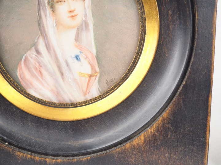 MAY. "Portraits du couple impérial". Paire de miniatures signées. Diam