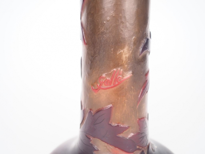 GALLE.  Vase tube en verre à décor gravé en camée et à l'acide de fush