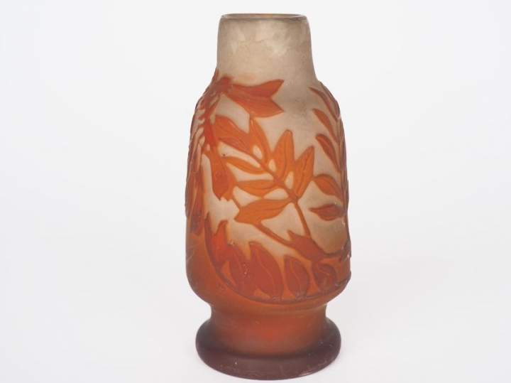GALLE. Petit vase en verre à décor gravé en camée et à l'acide de fleu