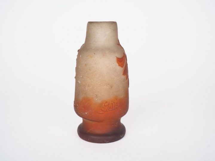 GALLE. Petit vase en verre à décor gravé en camée et à l'acide de fleu