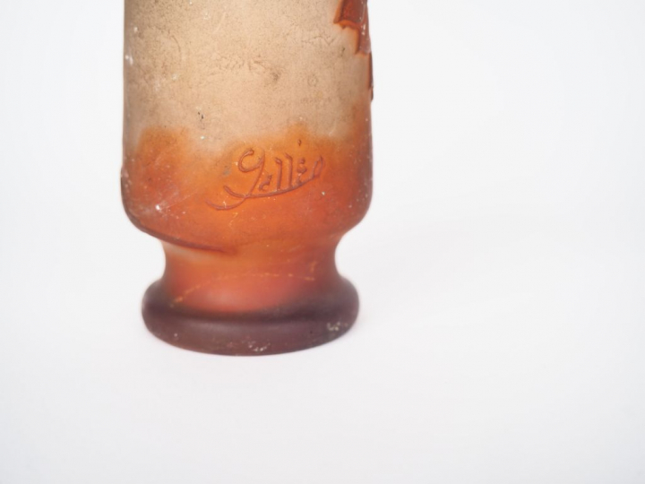 GALLE. Petit vase en verre à décor gravé en camée et à l'acide de fleu