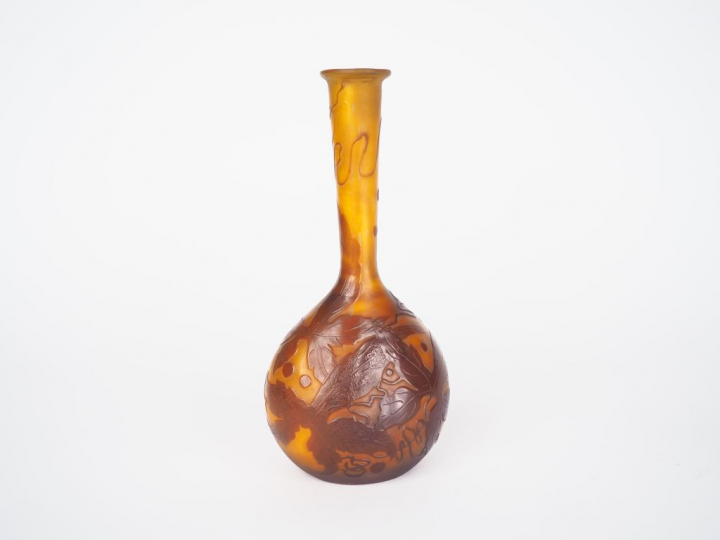 GALLE.  Vase soliflore en verre à décor gravé en camée et à l'acide de