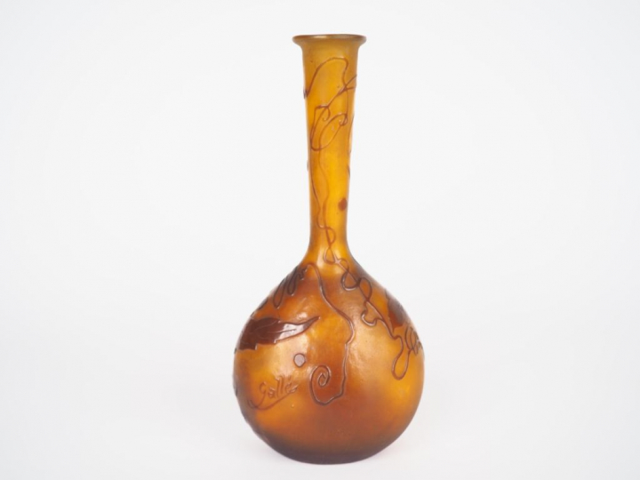 GALLE.  Vase soliflore en verre à décor gravé en camée et à l'acide de
