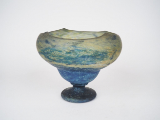 Vente aux enchères DAUM.  Grande coupe sur pied en verre marbré bleu et jaune. Signée. H.