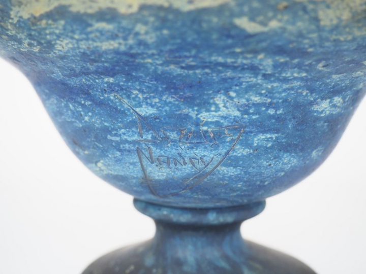 DAUM.  Grande coupe sur pied en verre marbré bleu et jaune. Signée. H.