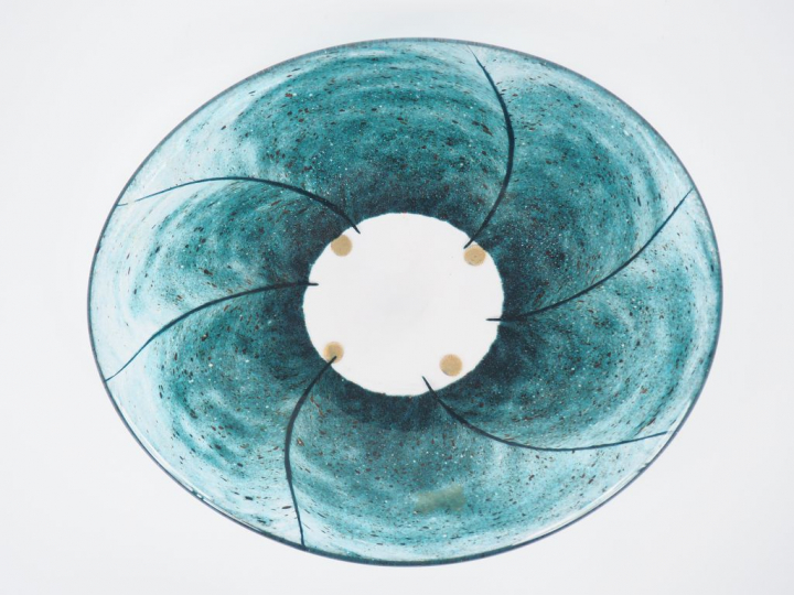 DAUM France. Grand vide-poche en cristal moulé à décor moucheté sur fo