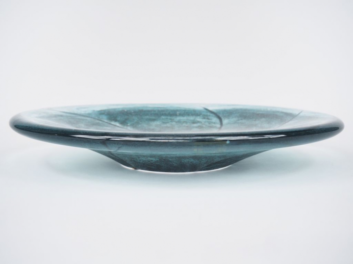 DAUM France. Grand vide-poche en cristal moulé à décor moucheté sur fo