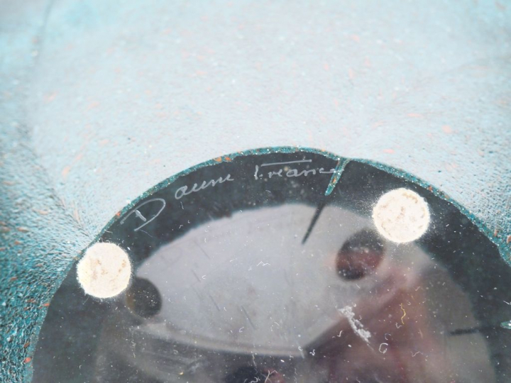 DAUM France. Grand vide-poche en cristal moulé à décor moucheté sur fo