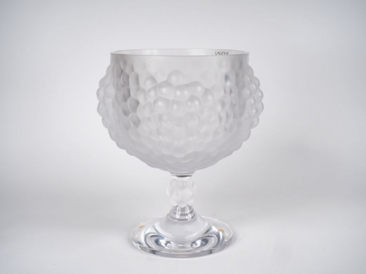 LALIQUE France. Coupe sur pied modèle "Antilles" en cristal à décor de