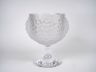 Vente aux enchères LALIQUE France. Coupe sur pied modèle "Antilles" en cristal à décor de