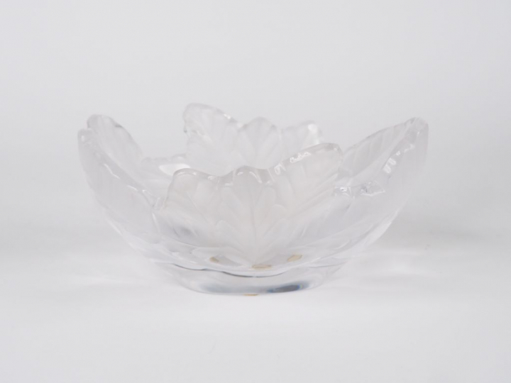 LALIQUE France. Vide-poche en cristal à décor feuillagé. Signé. Dim. 1