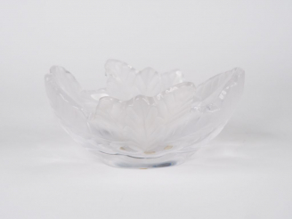 Vente aux enchères LALIQUE France. Vide-poche en cristal à décor feuillagé. Signé. Dim. 1