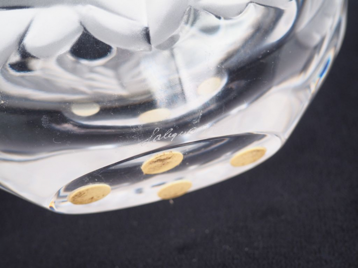 LALIQUE France. Vide-poche en cristal à décor feuillagé. Signé. Dim. 1