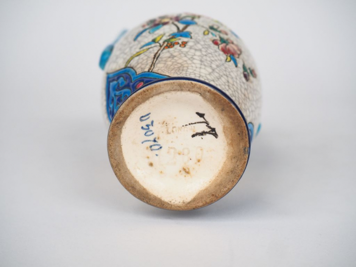 LONGWY. Vase en émaux polychromes à décor de fleurs. Signé. Dim. 14,5 