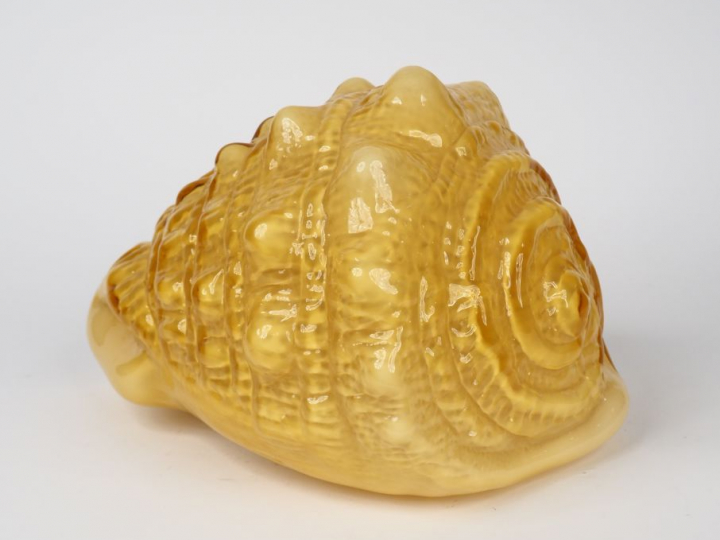 Lampe années 70 en verre moulé en forme de coquillage. Dim. 24 x 30 x 