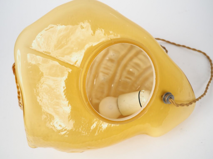 Lampe années 70 en verre moulé en forme de coquillage. Dim. 24 x 30 x 
