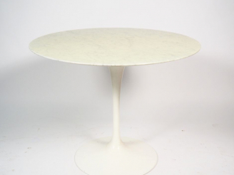 Vente aux enchères Eero SAARINEEN. Table "Tulipe" en marbre et aluminium. Edition KNOLL I