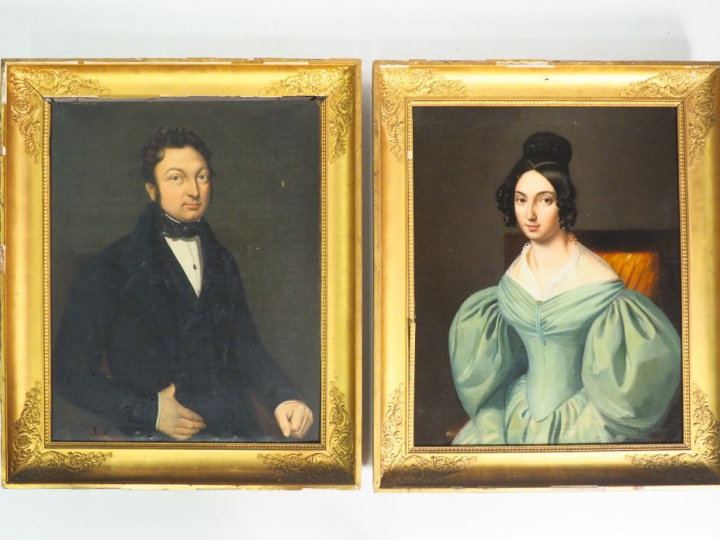 Ecole française XIXème. Paire de portraits dans des cadres en bois et 