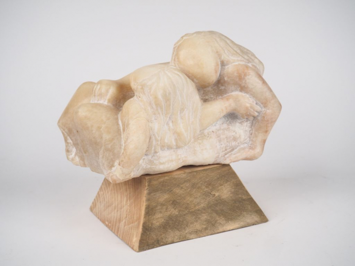 GHIRO. "NINNA NANNA". Sculpture en albâtre sur un socle en bois. Signé