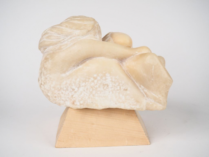 GHIRO. "NINNA NANNA". Sculpture en albâtre sur un socle en bois. Signé