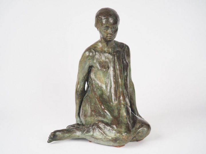 Françoise NAUDET. "Jeune fille assise". Sculpture en bronze à patine v