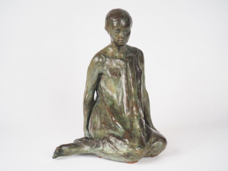 Vente aux enchères Françoise NAUDET. "Jeune fille assise". Sculpture en bronze à patine v
