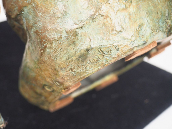 Françoise NAUDET. "Jeune fille assise". Sculpture en bronze à patine v