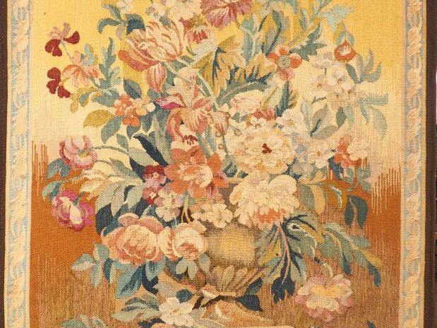 Tapisserie fin XIXème à décor polychrome de vase fleuri et d'une tige 