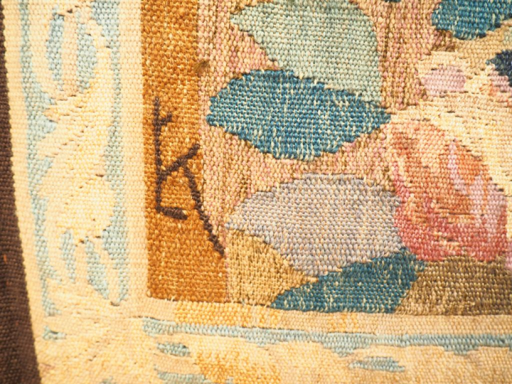 Tapisserie fin XIXème à décor polychrome de vase fleuri et d'une tige 